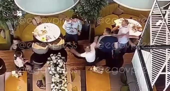 Полиция боксшы Бейбіт Шүменовтің кішкентай баласын көтеріп алған ер адамды соққыға жыққанын растады
