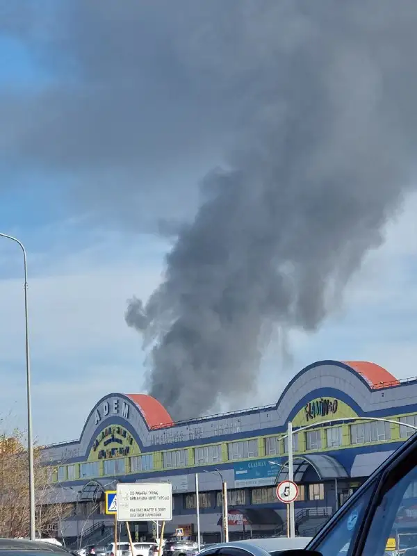 Алматыда барахолка базары өртеніп жатыр (видео)