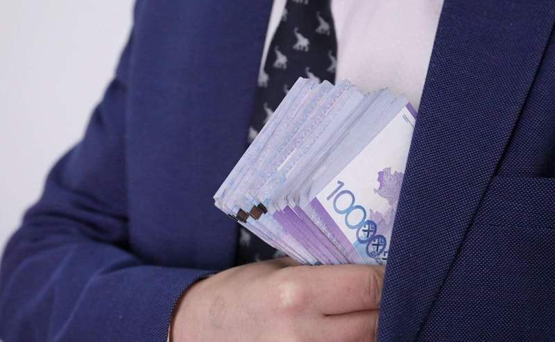 Атырау облысында шенеуніктер пара алды деген күдікке ілінді