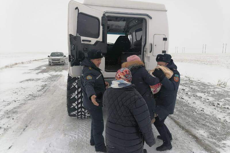 Боранды күні жолда қалған адамдар құтқарылды