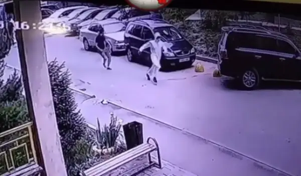 Ер адам дезинфекция жасаған жұмысшыға неге пышақ ала жүгірді? 