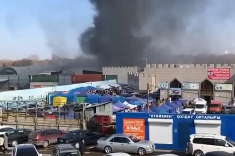 Алматыда «барахолка» өртеніп жатыр