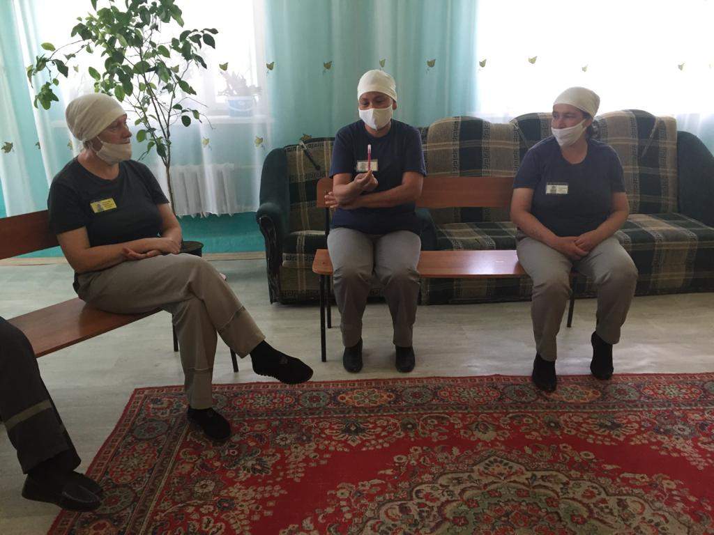 Сотталған дәрігер колониядағыларға көмек көрсетіп жатыр 