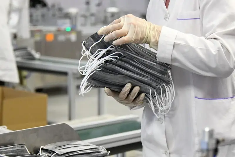 Фармкомпания медициналық мекемелерге 100 мың маска алып берді 