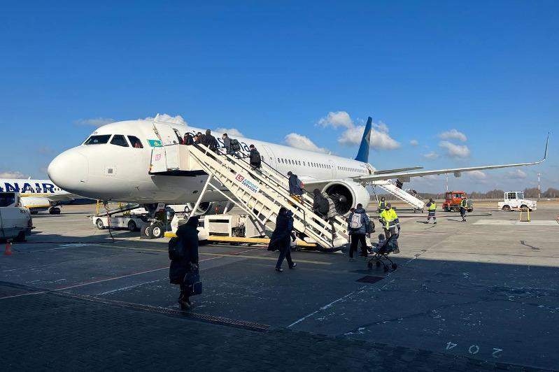 Украинадағы қазақстандықтар отырған алғашқы рейс Польшадан ұшып шықты