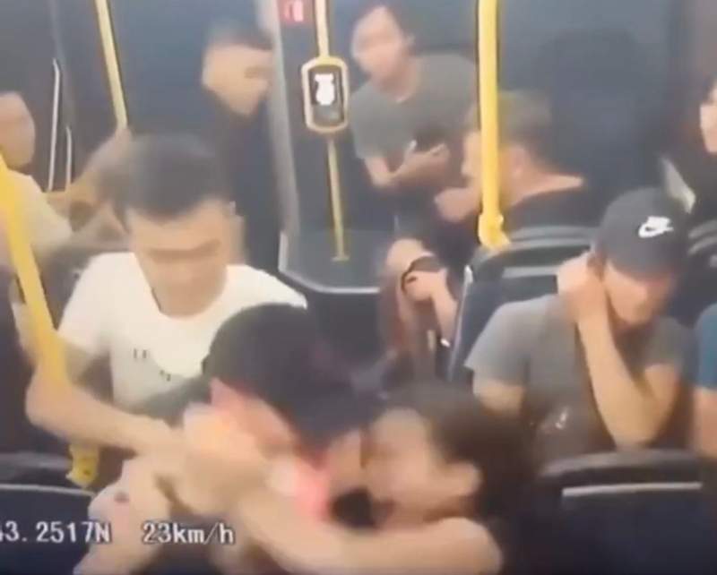 Алматыда ер адам автобуста отырған бұрынғы әйеліне пышақпен шабуыл жасады (видео)