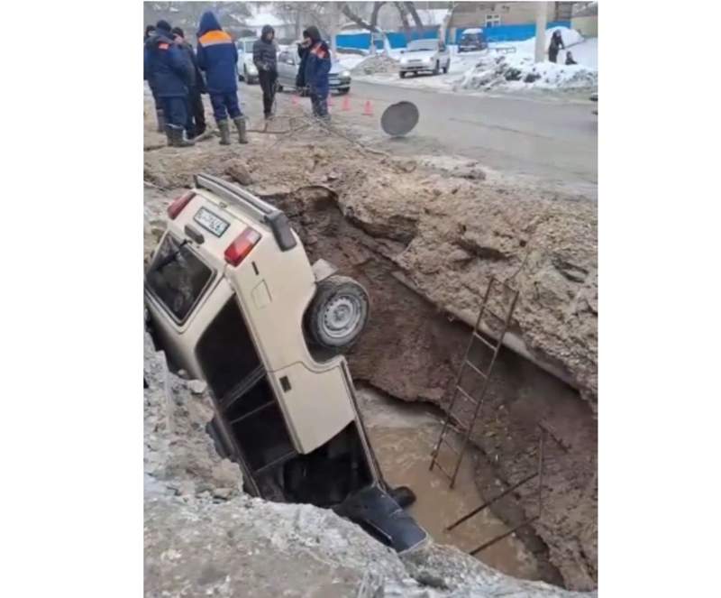 Семейде жөнделіп жатқан су құбырының шұңқырына автокөлік түсіп кетті (видео)