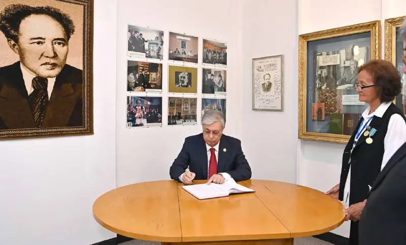 Мемлекет басшысы Мұхтар Әуезовтің Шолпан-Атадағы музей-үйіне барды
