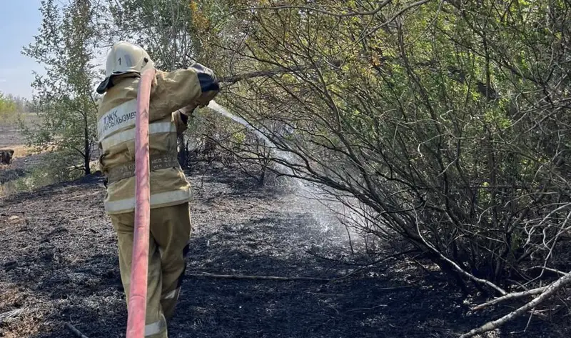 Өрт сөндірушілер Оралдағы өртті сөндіріп жатыр