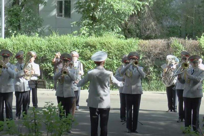 Алматы полицейлері соғыс ардагеріне әскери әндерді орындап берді