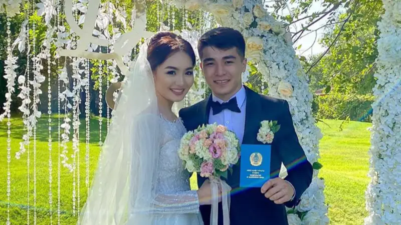 Танымал әншінің отбасы карантинде той жасады