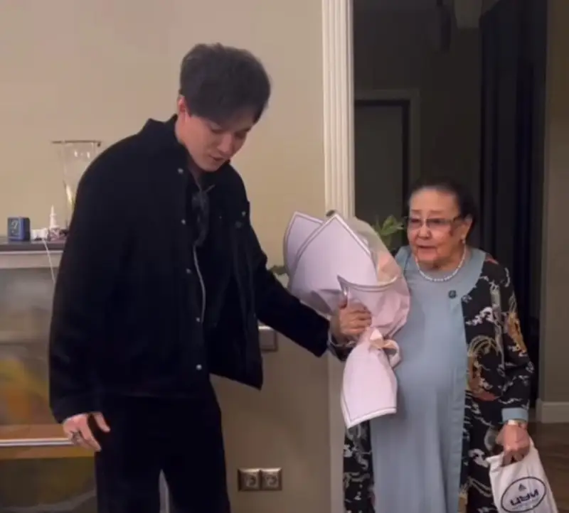 Димаш Құдайберген Бибігүл Төлегенованы туған күнімен құттықтап барды (видео)