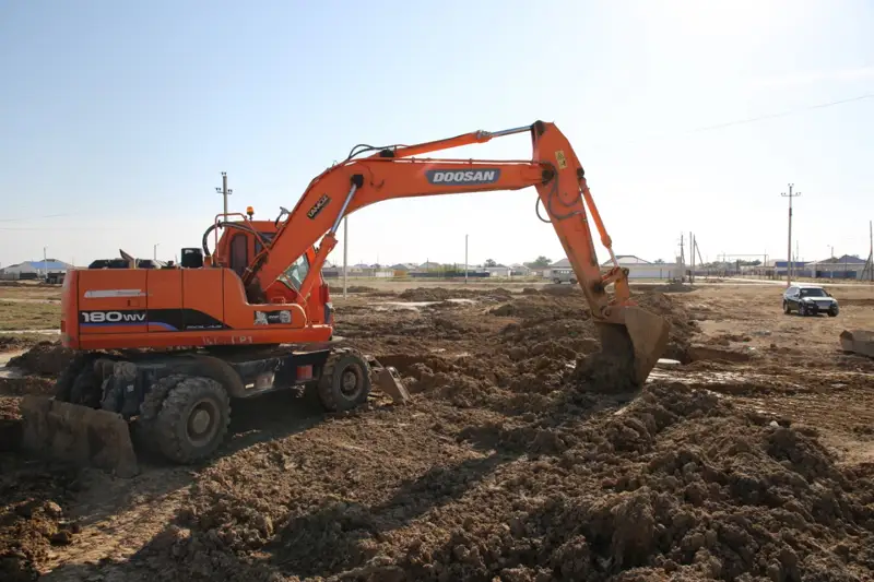 Исатай ауданында жол жөнделіп, денешынықтыру кешені салынып жатыр