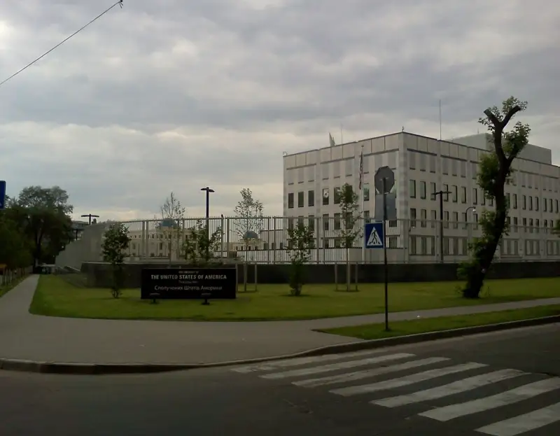 Батыс елдері Украинадағы елшіліктерін эвакуациялайтынын мәлімдеді