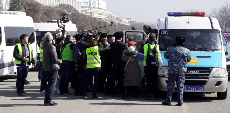 Бейбіт жиын туралы заң жобасы: карантинге қарамаған асығыстықтың сыры неде?