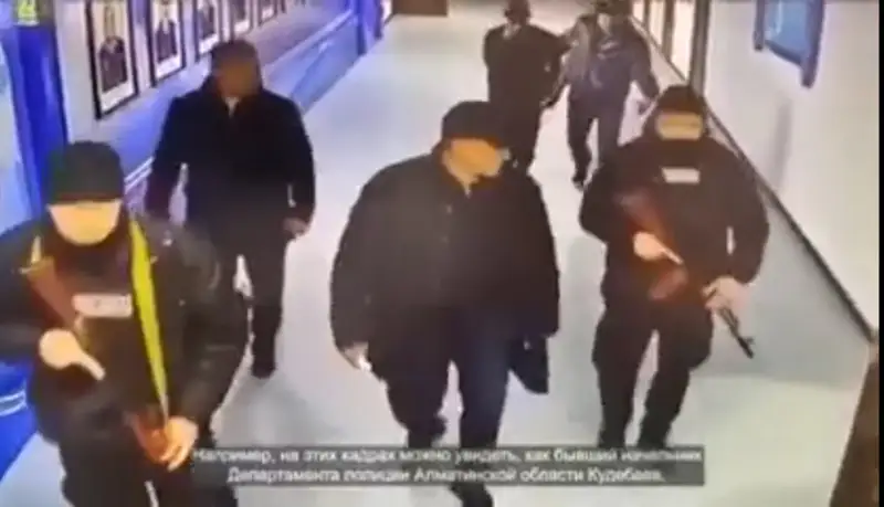 Қаңтар оқиғасы кезінде Алматы облысы полициясының экс-басшысы Күдебаевтың әрекеті көрсетілген видео жарияланды