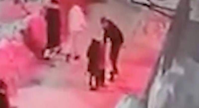 Арқалық полицейлері көшеде балаларды аңдыған адамды ұстады