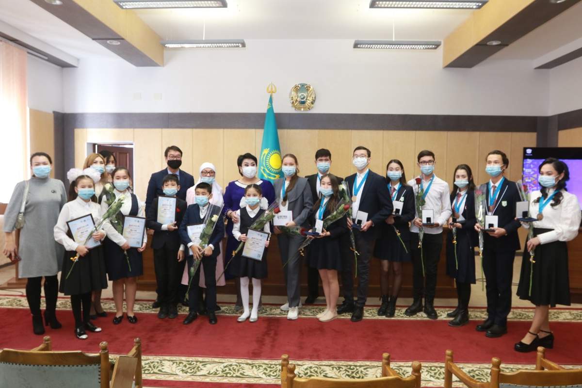 Атыраулық оқушылар "Елбасы медалімен" марапатталды 