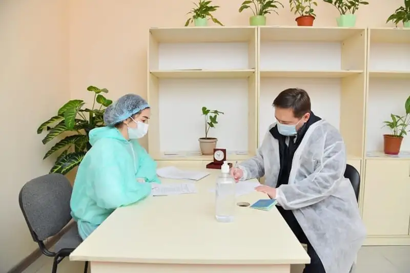 Шымкент әкімі коронавирусқа қарсы вакцинаны алғашқы болып салдырды  