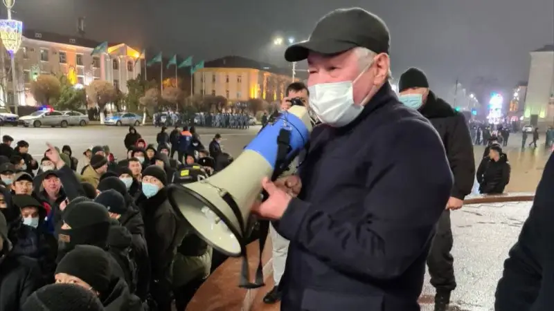 Тараз: Полицейлер көлігі өртеніп, әкімдік ғимараты бүлінді