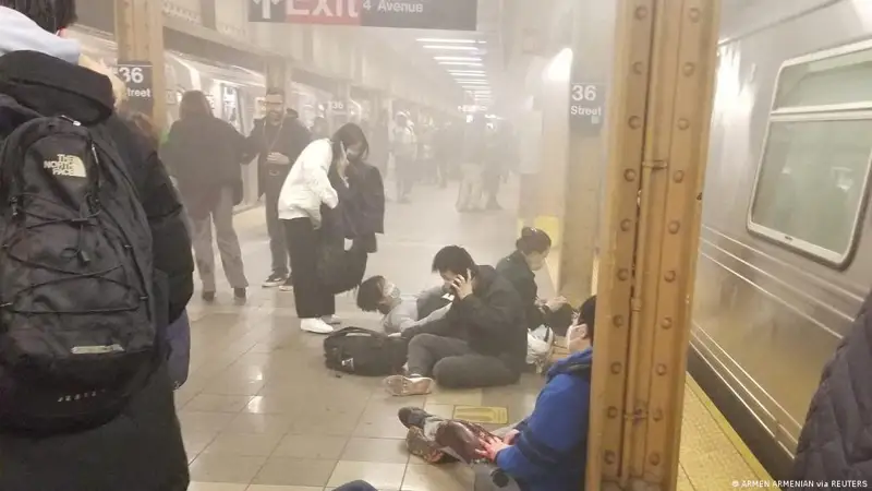 Нью-Йоркте метрода атыс болып, бір адам көз жұмды