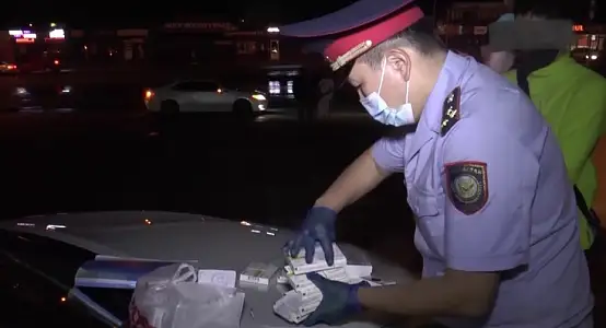Алматы полициясы опа-далап дүкенінің жертөлесінен заңсыз дәріхана тапты