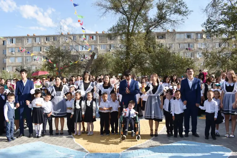 Ақтауда бір мектепте сегіз жұп егіз бірінші сыныпқа барды