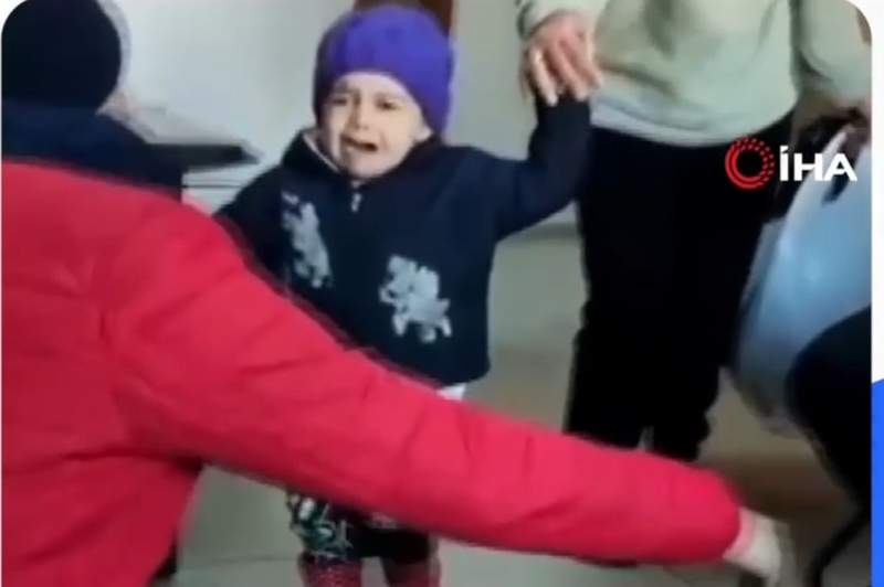 Үйінді астынан аман қалған әкенің 4 жасар қызымен кездесуі жүректерді жылатты