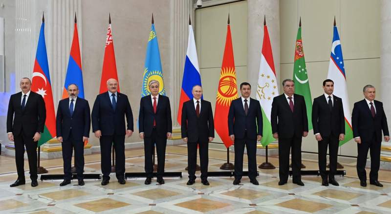Владимир Путин Тоқаевты қарсы алды