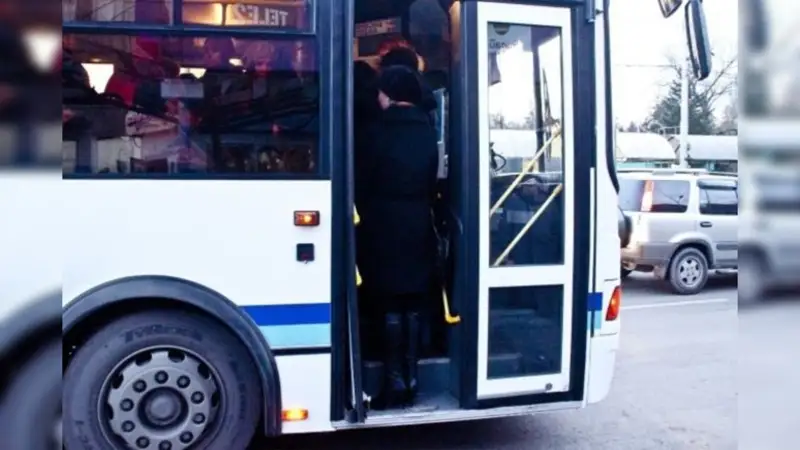 Кондуктор автобустан құлап, қайтыс болды