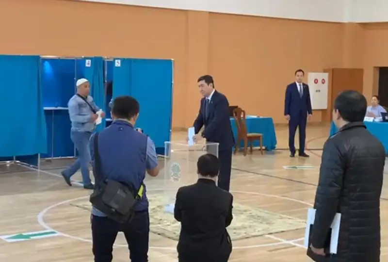 Мәжіліс төрағасы референдум учаскесінде дауыс берді