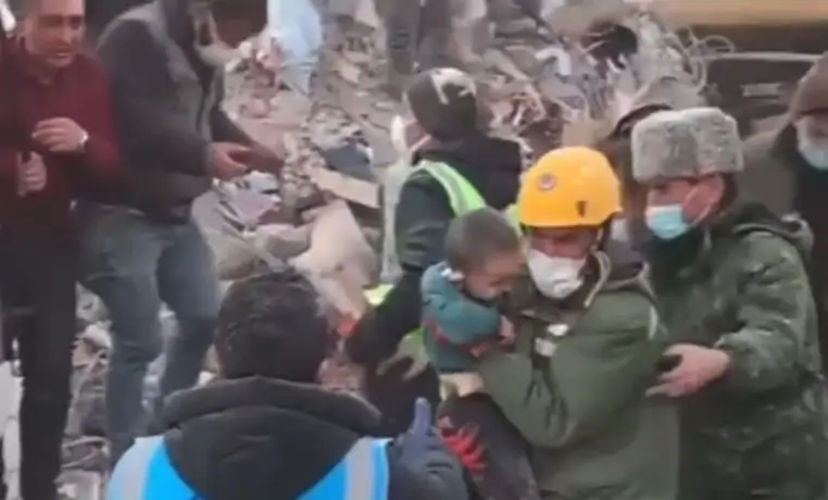 Түркияда үйінді астында бір апта жатқан 3 жасар бала құтқарылды (видео)