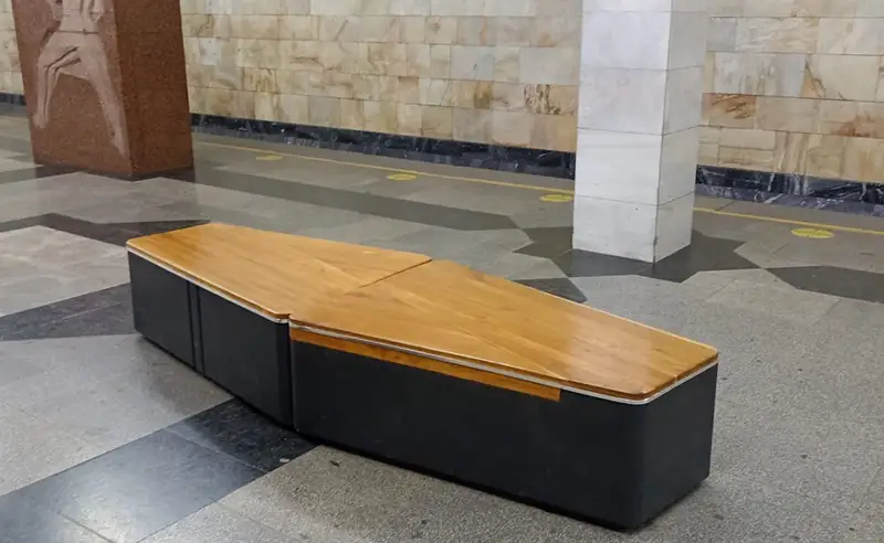 Метродағы табытқа ұқсас орындықтар Ташкент тұрғындарын үрейлендірді
