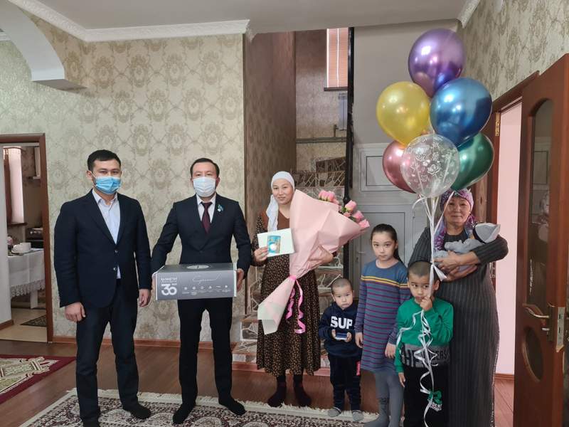 Шымкентте 238 сәби Тәуелсіздік күніне орай «Сүйінші» сыйлық бокстарын алды