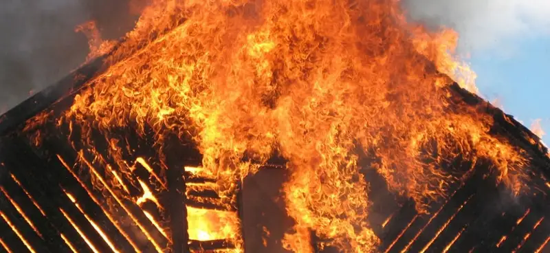 Алматыда 2 қабатты ғимарат өртенді