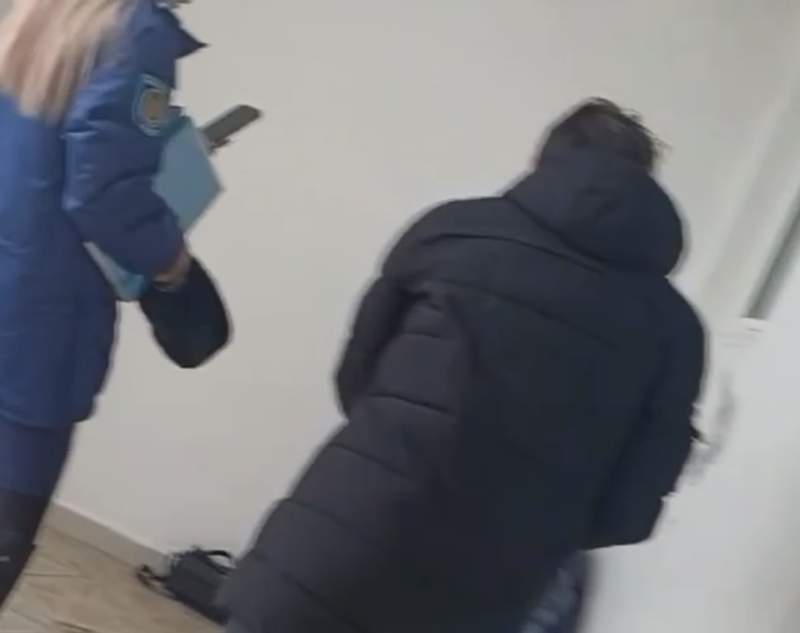 Ақтөбеде полицейлер 25-қабаттан секірмек болған әйелді құтқарды 