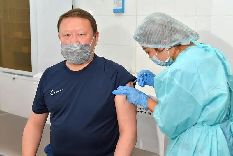 Құмар Ақсақалов коронавирусқа қарсы вакцина салдырды