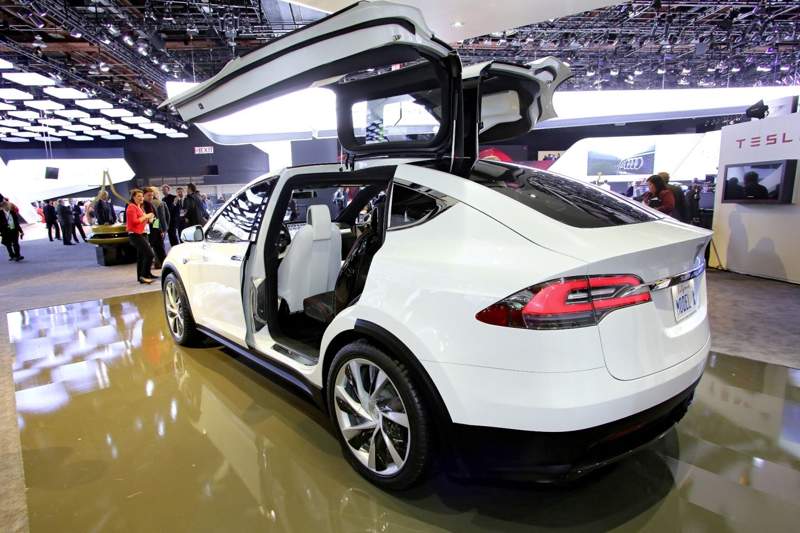 Tesla 2 миллионға жуық электромобилін кері қайтарып жатыр  