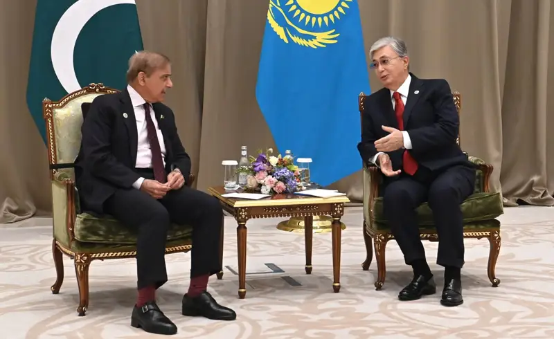 Президент Пәкістан Премьер-министрі Шахбаз Шарифпен екіжақты кездесу өткізді