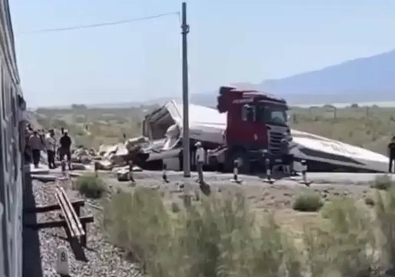 Жетісу облысында жолаушылар пойызы мен жүк көлігі соқтығысты