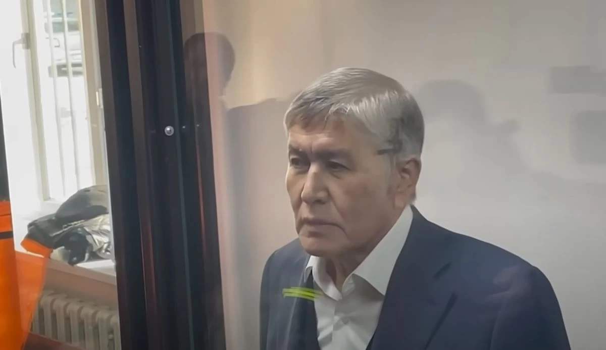 Алмазбек Атамбаев сот отырысында шу шығарды