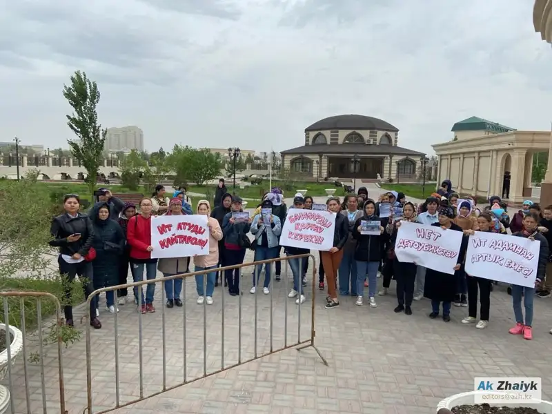 Балаларды қауып жатыр: Атырауда аналар қаңғыбас иттерді ату шарасын қолға алуды талап етті
