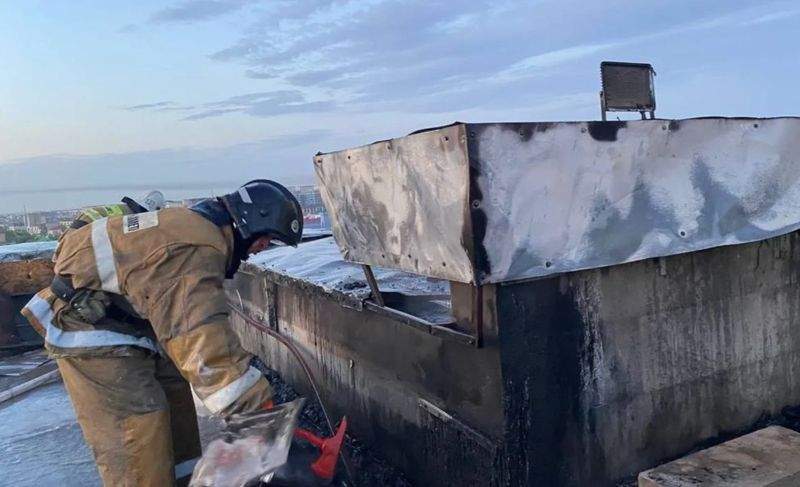 Атырауда 10 қабатты тұрғын үйдің шатыры өртенді