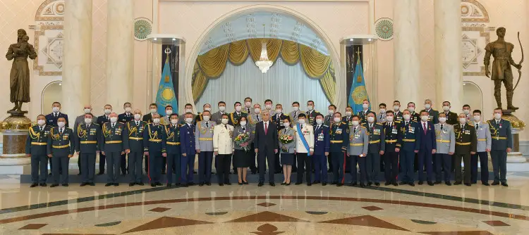 Әскерилер мен құқық қорғау органдарының қызметкерлеріне ордендер мен медальдар тапсырды