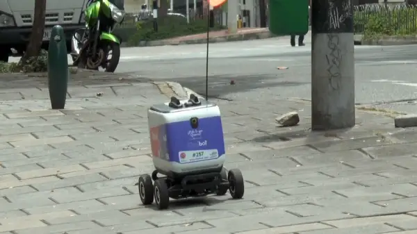Колумбияда роботтар курьер қызметін атқара бастады 