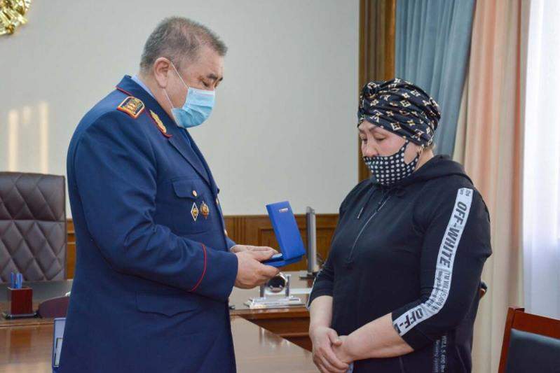 Министр Алматы облысында қаза тапқан полицейлердің отбасыларына мемлекеттік наградалар тапсырды