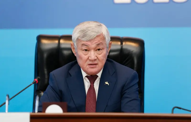 Сапарбаевтың халыққа есеп беру кездесуінде мінбердегі елтаңба құлады