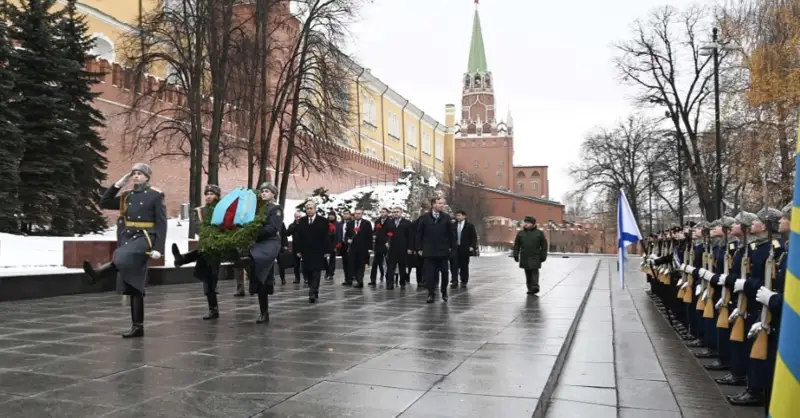 Президент Ресейде «Белгісіз жауынгер бейіті» ескерткіш-мемориалына гүл шоғын қойды