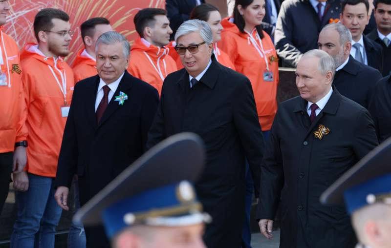 Тоқаев Мәскеуде Жеңіс күніне арналған әскери парадқа қатысты
