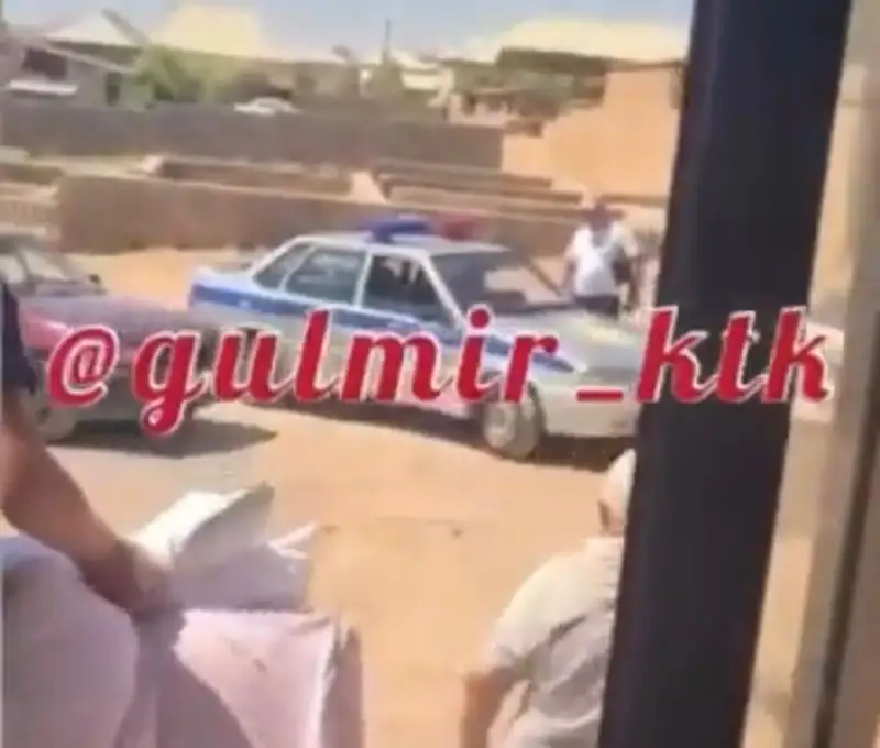 Қайын атасы келінін ұрып, 5 немересімен қуып жіберген (видео)